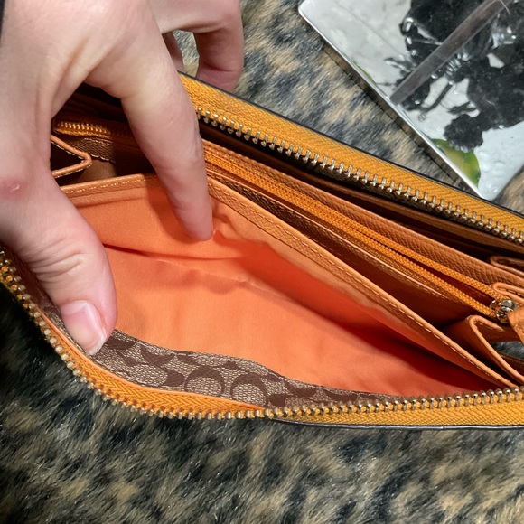 COACH FULL ZIP ACCORDION CROSS GRAIN LEATHER WALLET - Picture 11 of 11